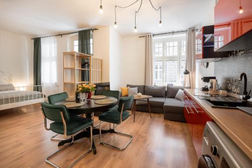 Khu vực ghế ngồi tại Cozy studio near Old Town