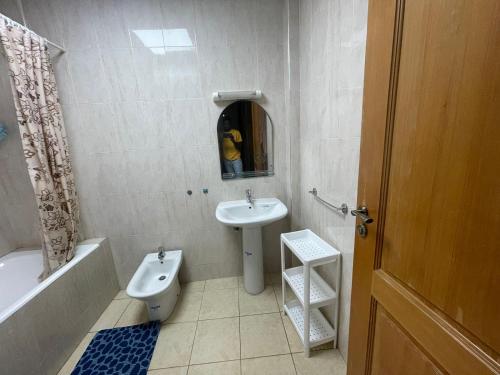 a bathroom with a sink and a toilet and a bath tub at Superbe appartement à Marrakech quartier Majorelle 2 chambres in Marrakesh