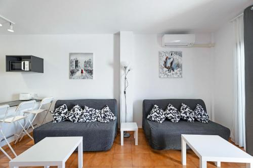 Una sala de estar con dos sofás y una mesa. en Ocean Park 311, en Adeje
