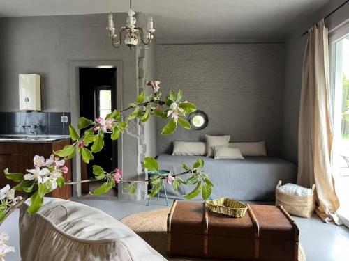 a living room with a bed and a trunk at Lakeside Studio, Haus mit Seezugang nur fuer Urlauber in Königs Wusterhausen