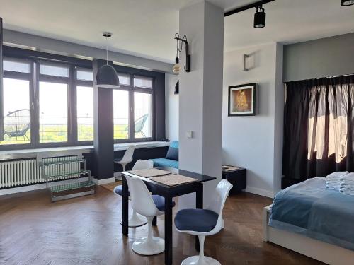 ワルシャワにあるApartament Wiejska 9のベッドルーム1室(ベッド1台、テーブル、椅子付)