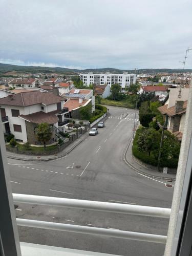 desde una ventana de una calle con edificios en Edifício paraíso, en Bragança