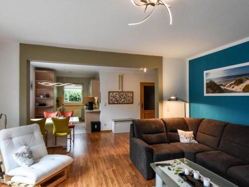ein Wohnzimmer mit einem Sofa und einem Tisch in der Unterkunft Ferienwohnung Ostseestern für 4 Personen in Wiek auf Rügen 