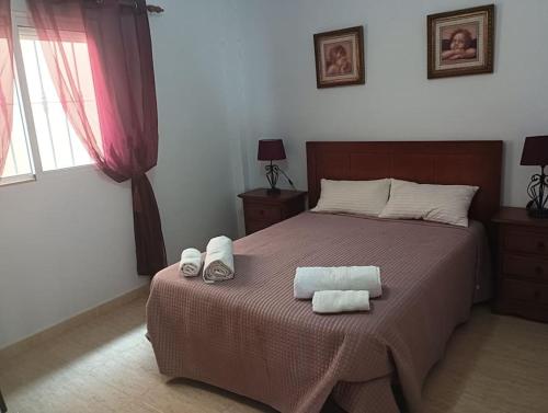 ein Schlafzimmer mit einem Bett mit zwei Handtüchern darauf in der Unterkunft Villa Paz - Villa Familiar para 6 con piscina, AC, Wifi y parking in Arboleas