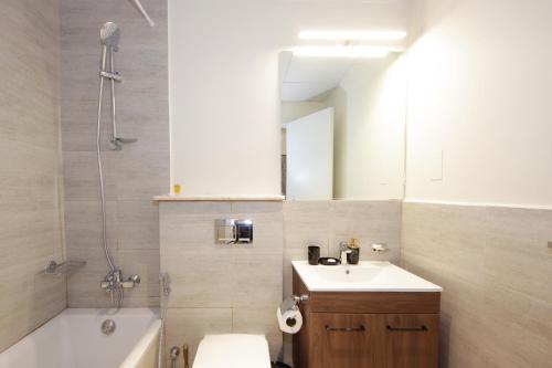 bagno con lavabo, servizi igienici e specchio di Silk Valley - Furnished Luxury 1bhk Pool & Gym a Abu Dhabi