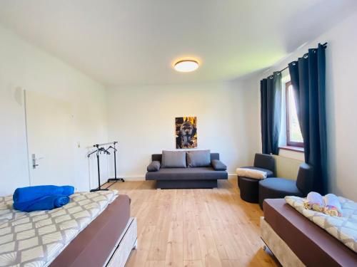 uma sala de estar com duas camas e um sofá em Quad room in Am Schöpfwerk area em Viena