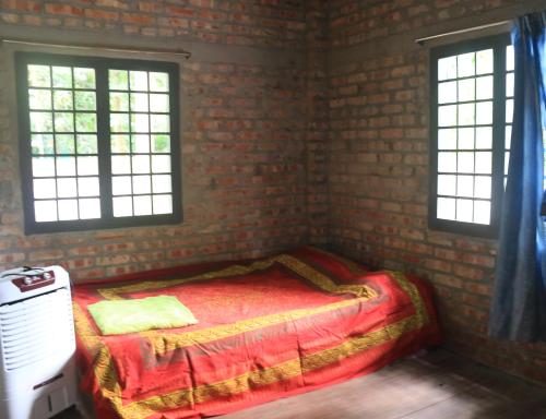 um quarto com uma cama numa parede de tijolos em Goyla 
