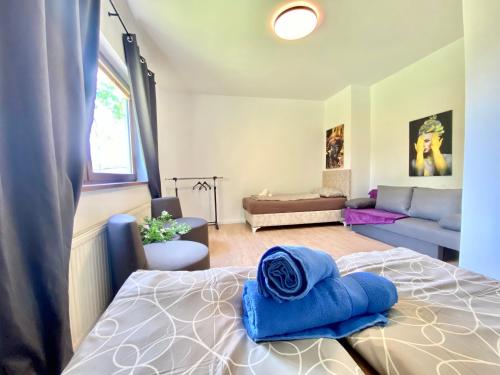 um quarto com uma cama com almofadas azuis em Quad room in Am Schöpfwerk area em Viena