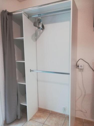 une douche avec une porte vitrée dans une salle de bain dans l'établissement Studio B Front de Mer, à Saint-Raphaël