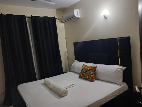 Una cama con dos palillos en una habitación en Candy Nyali Sea View Hidden Gem, en Mombasa