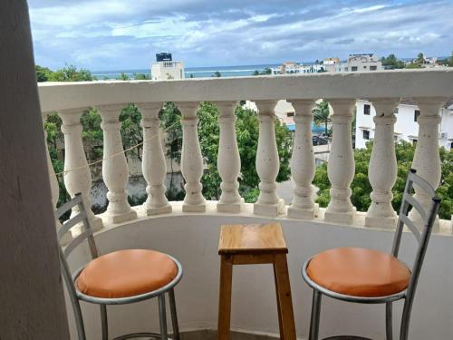 2 sillas y una mesa en el balcón en Candy Nyali Sea View Hidden Gem, en Mombasa