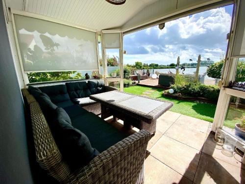 Posezení v ubytování Ferienhaus direkt am See