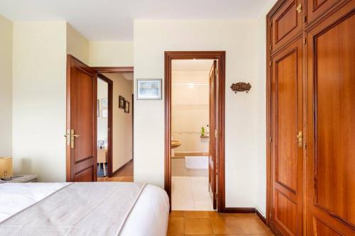 una camera con letto e un bagno con lavandino di Playa América - Piso a 5 min de la playa a Nigrán