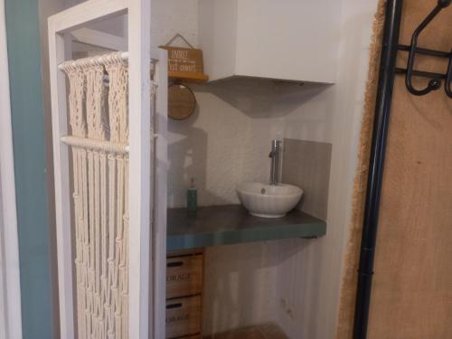 ein Badezimmer mit einem Waschbecken und einer Schüssel auf der Theke in der Unterkunft Maison médiévale avec jardin dans charmant village in Vers
