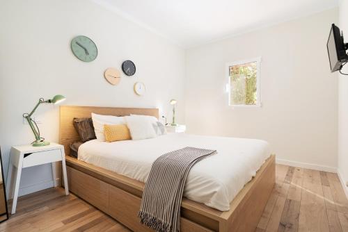 略塞塔的住宿－Ses Veles，一间卧室配有一张大床和木制床头板