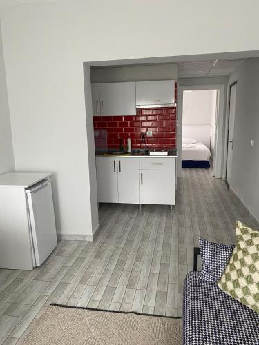 a living room with a kitchen and a bedroom at İZAN VİLLA BAKIŞ APARTMENTS in Bodrum City