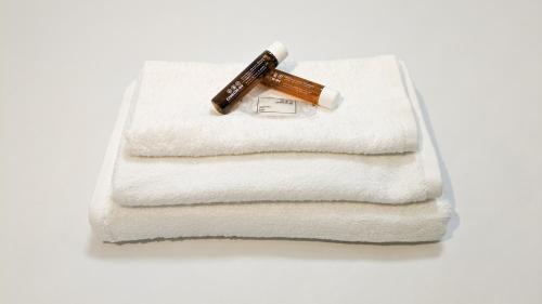 a pen sitting on top of white towels at Il granchio in Marcelli