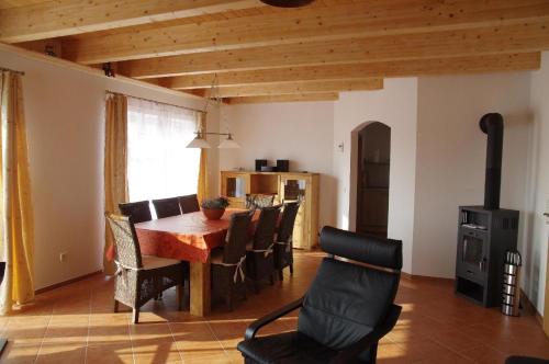 una sala da pranzo con tavolo e sedie in legno di Ferienvilla "Lara's Olle Warft" a Krummhörn