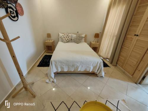 Een bed of bedden in een kamer bij Villa Tazerzit comfort et hospitalité