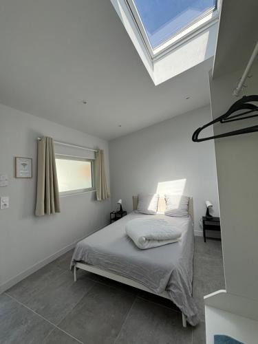 Posteľ alebo postele v izbe v ubytovaní Chez Oma I 1 appartement indépendant OPI I 3 chambres privatives avec salle d eau et salon commun cuisine commune WC commun patio commun