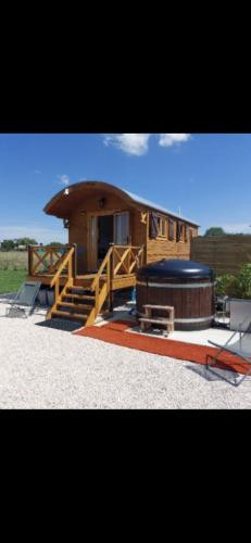 une grande maison en bois avec un belvédère dans l'établissement Le Domaine des Nomades, à Mimeure