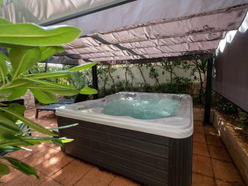 マンドレにあるQuaint 2 bedroom apartmentのホットタブ(パティオに設置)
