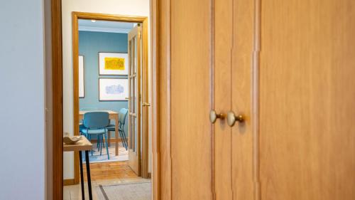 Infante Cozy 1BR w Parking by LovelyStay