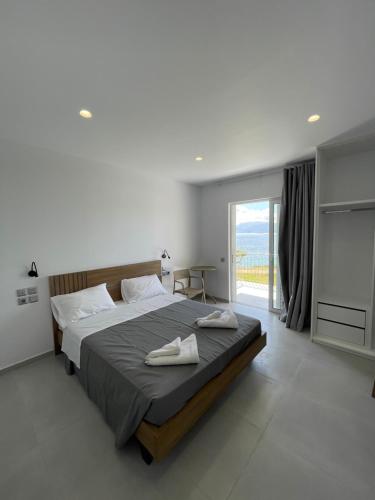 Un pat sau paturi într-o cameră la Hotel Filoxenia Paleros