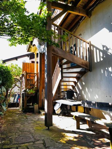 un escalier en bois menant à une maison avec un banc dans l'établissement Appartement cosy à CAPBRETON, la plage à pied, à Capbreton