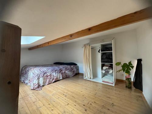 Studio Mezzanine tesisinde bir odada yatak veya yataklar