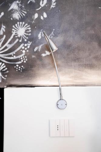 a pen sitting on top of a table with a painting at CityU Grazioli 27 Appartamento Trento Città - 2 stanze con 2 parcheggi privati gratuiti in Trento