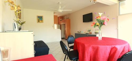 une pièce avec une table avec un vase de fleurs dessus dans l'établissement Résidence l'Orée du Golf Mandelieu La Napoule, à Mandelieu-la-Napoule