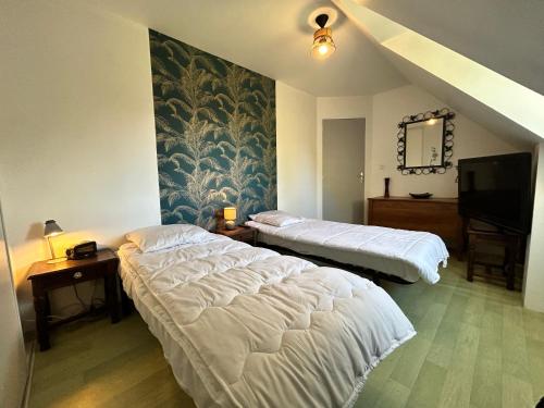 une chambre avec deux lits et une fresque murale dans l'établissement 952 - Belle Maison 6 couchages dans le charmant village de La Bouillie, à La Bouillie