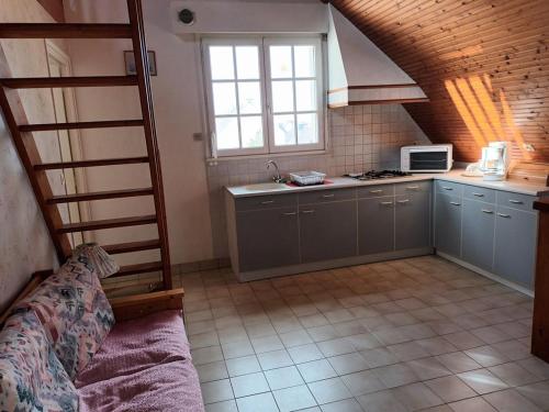 une cuisine avec un évier et une cuisinière four supérieur dans l'établissement villa les pieds dans l'eau, à Plouhinec