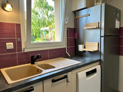 une cuisine avec un évier et un réfrigérateur dans l'établissement 952 - Belle Maison 6 couchages dans le charmant village de La Bouillie, à La Bouillie
