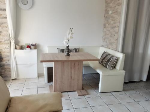 - une table en bois et une chaise dans la chambre dans l'établissement Charmant 2p au calme, jardin, piscine, vue panoramique et stationnement, à Villeneuve-Loubet