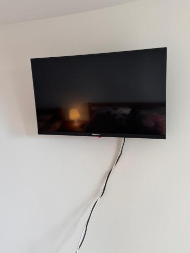 Apartments Mirjanaにあるテレビまたはエンターテインメントセンター