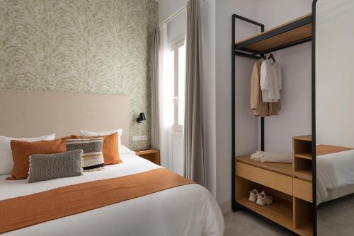 a bedroom with a bed and a closet at Candelaria10 in Cádiz