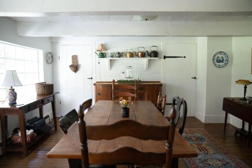 Χώρος καθιστικού στο TwinCreeks Rustic Colonial Farmhouse established 1768
