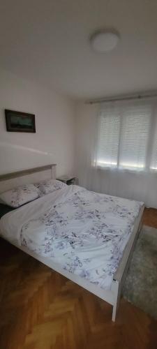 Apartman Kraljevo-ceo stan,privatan parkingにあるベッド
