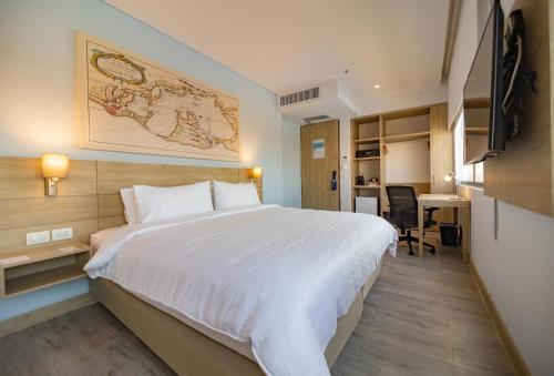 Habitación de hotel con cama grande y escritorio. en Holiday Inn Express Cartagena Manga, an IHG Hotel, en Cartagena de Indias
