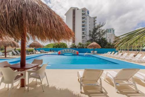 Бассейн в Stunning! 2 BDRM Beach/Oceanfront Condo on Cancun Beach - Hotel Zone или поблизости
