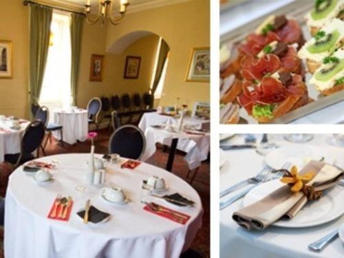 duas imagens de uma sala de jantar com uma mesa com toalha de mesa branca em Anchor Hotel em Haydon Bridge