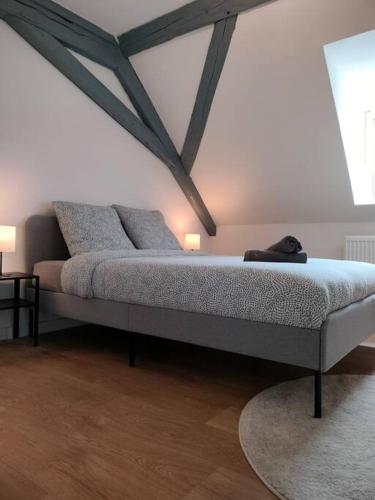 - un lit dans une pièce avec deux lampes dans l'établissement Le Charme du Bois-25min Strasbourg centre-WiFi-TV, à Wasselonne