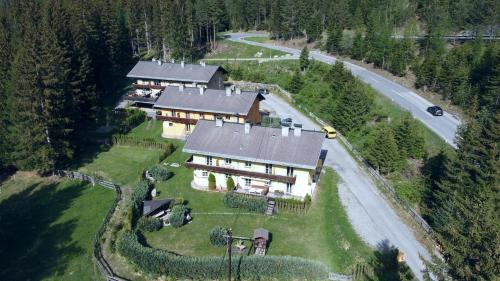 una vista aérea de una gran casa en el bosque en Ferienwohnung Neufundländer en Nauders