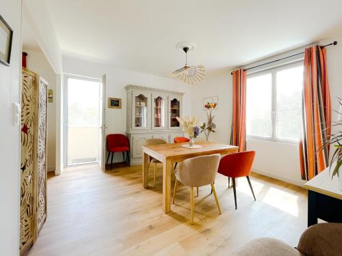 une cuisine et une salle à manger avec une table et des chaises dans l'établissement La Villa des Hortensias, à Pontorson