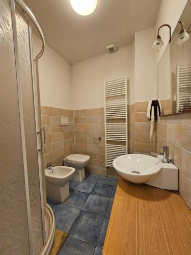 La salle de bains est pourvue d'un lavabo, d'une baignoire et de toilettes. dans l'établissement Toscani da sempre, à Pontassieve