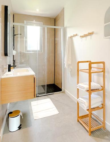 une salle de bain avec douche et lavabo dans l'établissement La Villa des Hortensias, à Pontorson