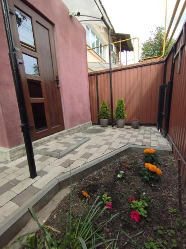 ogród przed domem z drzwiami w obiekcie Balti house w mieście Bielce