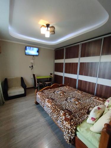 a hotel room with a bed and a television at Balti house in Bălţi